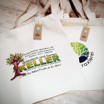 Zeigen Sie Verantwortung und setzen Sie auf nachhaltige Bio-Baumwolltaschen. Ob mit langen oder kurzen Henkeln...